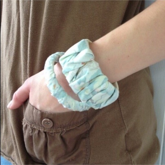 Handmade Bracelet Blue Floral Fabric-Wrapped Raw Edge Bangle - Picture 4 of 4